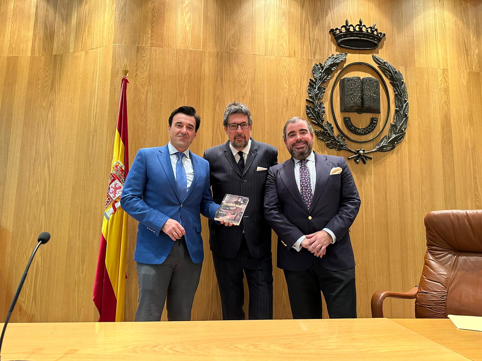 Mario Flores presentó su segunda novela “Los espías del Hernal” en el Decanato Territorial de Andalucía Occidental